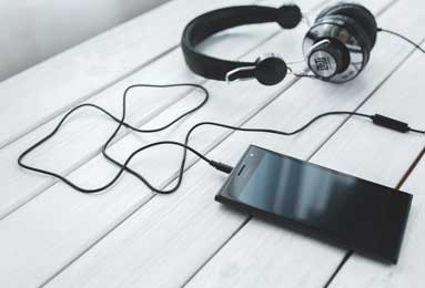 娱乐圈震动！知名主持人被曝持枪威胁他人，知名主持人遭逮捕